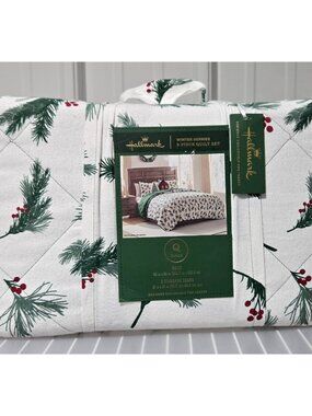 Hallmark Winter Berries 3 Pc Queen Size 88" x 92" Quilt Set w/ 2 Standard Shams